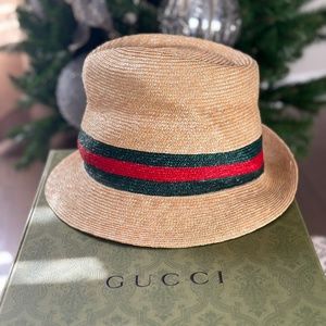 Beige woven straw with dark green stripe
Made in Italy
100% straw